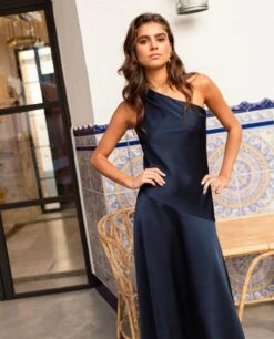 VESTIDO LEONOR · AZUL MARINO -[品牌] Ventas THE-ARE vestido midi azul marino escote asimetrico invitada elegante mujer the are 3