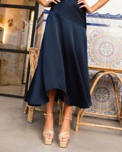 VESTIDO LEONOR · AZUL MARINO -[品牌] Ventas THE-ARE vestido midi azul marino escote asimetrico invitada elegante mujer the are 4