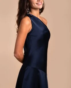 VESTIDO LEONOR · AZUL MARINO -[品牌] Ventas THE-ARE vestido midi azul marino escote asimetrico invitada elegante mujer the are eci img 4 069e4145 0f55 40c5 a972 5df5ee0e4400