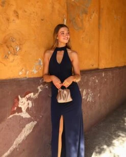 VESTIDO OLIVARES · AZUL MARINO -[品牌] Ventas THE-ARE vestido midi azul marino halter drapeado abertura elegante mujer the 1