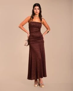 VESTIDO MARTINA · BURDEOS -[品牌] Ventas THE-ARE vestido midi burdeos brillante fruncido tirantes invitada elegante eci img 2