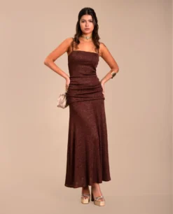 VESTIDO MARTINA · BURDEOS -[品牌] Ventas THE-ARE vestido midi burdeos brillante fruncido tirantes invitada elegante eci img 2 scaled