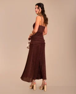 VESTIDO MARTINA · BURDEOS -[品牌] Ventas THE-ARE vestido midi burdeos brillante fruncido tirantes invitada elegante eci img 3 scaled