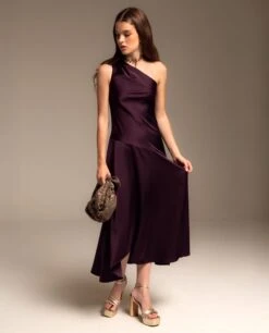 VESTIDO LEONOR · CIRUELA -[品牌] Ventas THE-ARE vestido midi ciruela escote asimetrico invitada elegante mujer the are eci img 2