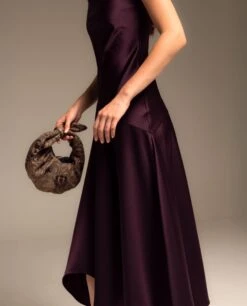 VESTIDO LEONOR · CIRUELA -[品牌] Ventas THE-ARE vestido midi ciruela escote asimetrico invitada elegante mujer the are eci img 4