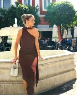 VESTIDO ALHAMBRA · MARRÓN -[品牌] Ventas THE-ARE vestido midi marron asimetrico fular eventos mujer the are 2