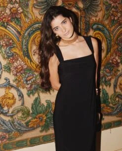 VESTIDO ADRA · NEGRO -[品牌] Ventas THE-ARE vestido midi negro elegante tirantes fruncidos eventos mujer the are