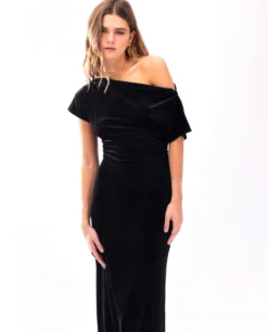 VESTIDO KEEP CLOSE · NEGRO -[品牌] Ventas THE-ARE vestido midi negro terciopelo hombros descubiertos fruncido elegante mujer the are 1 scaled