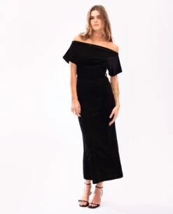 VESTIDO KEEP CLOSE · NEGRO -[品牌] Ventas THE-ARE vestido midi negro terciopelo hombros descubiertos fruncido elegante mujer the are 2