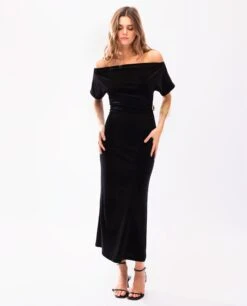 VESTIDO KEEP CLOSE · NEGRO -[品牌] Ventas THE-ARE vestido midi negro terciopelo hombros descubiertos fruncido elegante mujer the are eci img 1