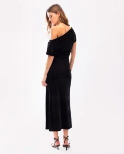 VESTIDO KEEP CLOSE · NEGRO -[品牌] Ventas THE-ARE vestido midi negro terciopelo hombros descubiertos fruncido elegante mujer the are eci img 3