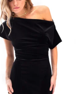 VESTIDO KEEP CLOSE · NEGRO -[品牌] Ventas THE-ARE vestido midi negro terciopelo hombros descubiertos fruncido elegante mujer the are eci img 4 scaled