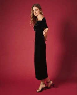 VESTIDO KEEP CLOSE · NEGRO -[品牌] Ventas THE-ARE vestido midi negro terciopelo hombros descubiertos fruncido elegante mujer the are 4