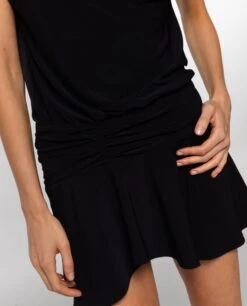 VESTIDO CUTE AFFAIR · NEGRO -[品牌] Ventas THE-ARE vestido negro corto asimetrico fruncidos mujer the are eci img 4