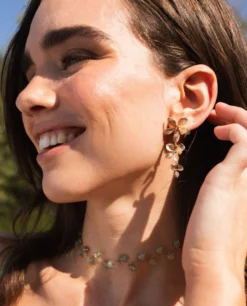 PENDIENTES DANGLE BLOOM · BAÑO ORO